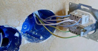 Монтаж проходного выключателя от 570 руб. в Мценске